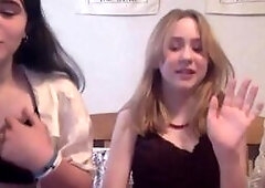 Hot Teens flashing on  MonkeyApp