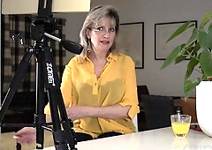 Mature blonde granny loves to masturbate her puss