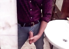 Maduro hawt muy cachondo acariciando su gran polla venosa en el baño de la casa de sus suegros ????