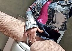 Blonde at public wc draining and frigging
