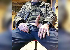 Str8 dad wank off in his working place