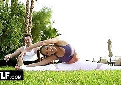 Brad Sterling meets with glamorous fitness Mylf Chloe Amour to learn how to do the 200 squat defiance. Brad struggles to keep up with Chloe’s stamin