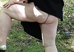 I see my girlfriend masturbate her vagina in the park in advance of squirting