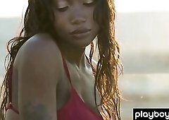 Smokin' hawt black teen Mimi Desuka stripping and unwinds on the rooftop