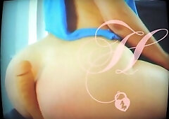 Sexy mommy bounces butt for live stream