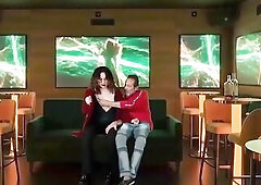 Masturbé al gerente de un club nocturno en la sala VIP, mi cornudo filmó todo desde otra mesa.