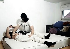 Ich habe ein Wrestling Match gegen Latizia. Sie ist unerfahren und kann sich nicht wehren. Während des Matches wird sie gestreckt und gekitzelt.