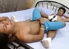 Hacen el amor besando sus pies