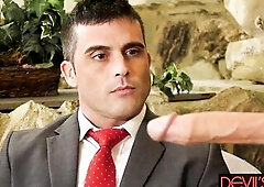 Casey Kisses is the 1st trans woman to break the sex barrier and now is the starcenter on the national team. Field reporter Lance Hart gets a chance t