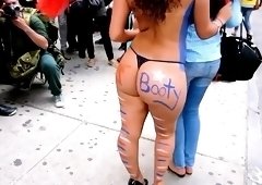 Sensuous amateur babe flaunts her amazing curves in public