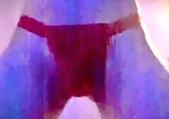 chico blanquito moviendo el culito en tanguita roja calentándose con sus fumes sobre la bolas y nalg