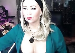 A sexy anal show with immodest talk as a gift to a youthful onanist from a Russian stepmom with a large hawt round butt ))