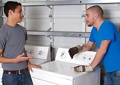 Handyman Sebastian Keys fucks Latin hottie Lucas Vitello