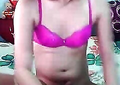 Kinky redhead tranny has solo fun on webcam in bed