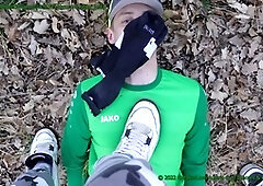 Stomping, sneaker, smelly barefeet