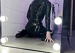 rubber doll with jo-bag mask and ballet boots gets drilled, a spunk fountain and an climax!