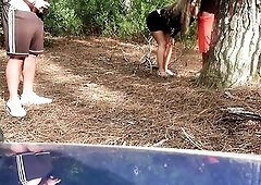 AMATEUR GIRLFRIEND DOING A BLOW JOB IN A RISKY PLACE DURING THE TIME THAT BOYFRIEND WATCHES