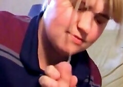 Ung tjej i Örebro får besök av Svensk gubbe och suger honom till sprut i sin soffa