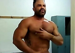 GORILLA MUSCLE KING DADDY ROGAN RICHARDS NAKED GYM WORKOUT AND CUM