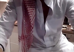 (rare) Un arabe Saoudien à Paris se fait une branle-exhib en Gandourah