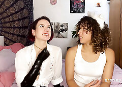 Ersties - Flora fickt ihr BDSM-Kätzchen July mit Strap-on im Doggy Style