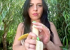 I love huge bananas, they fill my mouth perfectly