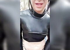 Sexychantal wieder im Wald unterwegs