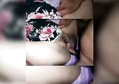 Hermanastra chupa la polla y luego abre su coño para penetrarla en Lalin girl sexo casero! ¡Orinando!