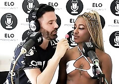 Domi nos muestra como le gusta que le chupen el love button!