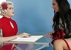 Horny blonde shemale lets a brunette pleasure her little cock