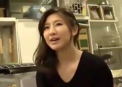 01008,A beautiful woman who feels