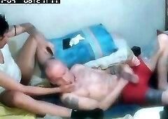 Schiavo rumeno sottomesso è sfregiato con tatuaggi veri