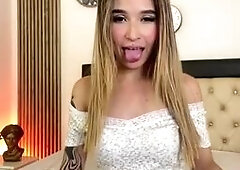 Shemale Teases & Plays with Dildo