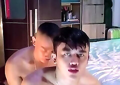 Arif bermadu kasih dengan cowok muscle