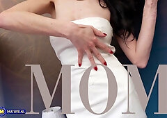 Silvia Sin Is A Skinny Mom With A Big Pussy And Has The Urge To Masturbate In Bed