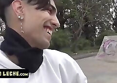 Lucky Stud se encuentra con un lindo patinador y lo hace chupar su dura polla en un hotel