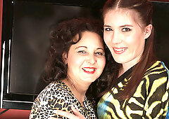 Horny Pleases Mature Housewife - MatureNL