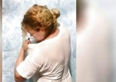 Se ducha y después se pone cachonda mujer latin babe culona