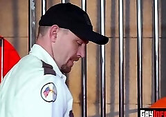 The stud prisoner gives a blowjob to him in the jail