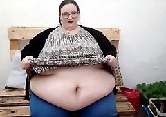 SSBBW sits in her garden and pulls out her huge stomach on her bench, this babe plays with her glorious chubby rolls whilst her neighbours could look 