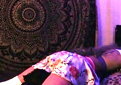 caliente femboy busca complacerse con sus almohadas saltando