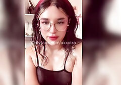 Chica trans habla sucio mientras juega con su culito con un sex toy