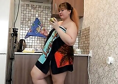 Green apple in large shaggy vagina vaginal fisting and gaping pussy Aged big beautiful woman masturbates in the kitchen Homemade fetish