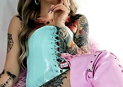 Inked beauty in lingerie poses provocatively on webcam