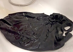 Badeanzug vollgepisst