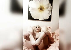 Sluty blond wishes u to suck her toes