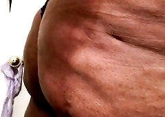 Corpulent butt shaking