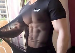 Bodybuilder zeigt seinen geilen Body am offenen Fenster