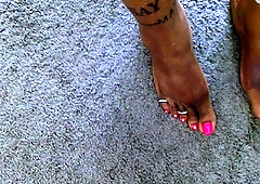 Amateur MILF housewife puts her lovely feet on display