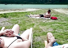 Me toco en la playa frente a un voyeur hasta que se masturba, todo frente a mi marido